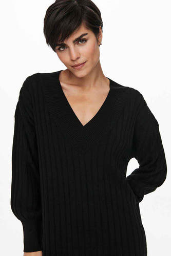 Robe noire à longues manches de ONLY, avec un col V et une texture côtelée.