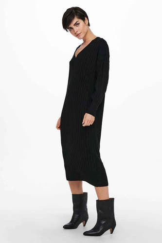 Robe noire à longues manches de ONLY, avec une structure en côtes et associée à des chaussures noires.