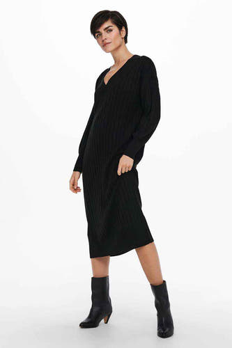 Robe noire à longues manches de ONLY, avec des rayures verticales et portée avec des bottes noires.