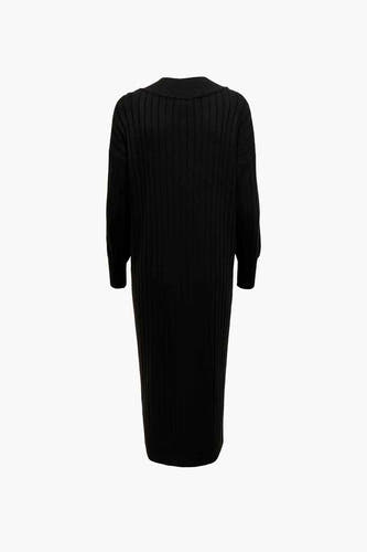 Robe noire ONLY, avec des manches longues et une texture côtelée.