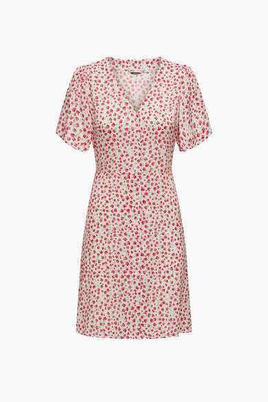 Robe blanche à manches courtes de ONLY, avec imprimé de fleurs rouges et ceinture à carreaux.