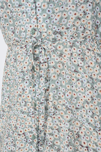 Robe verte à manches courtes de ONLY, imprimée d'un petit motif floral et avec une ceinture élastique.