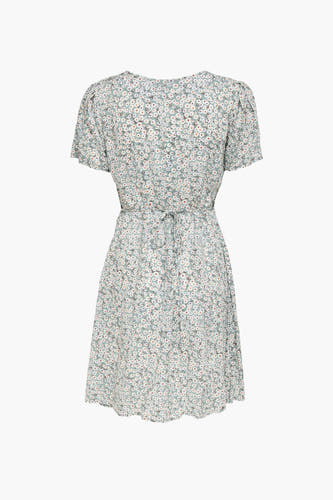 Robe verte à manches courtes de ONLY, avec un imprimé fleuri et une ceinture à la taille.