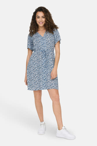 Robe bleue à manches courtes de ONLY, avec imprimé floral et une ceinture.
