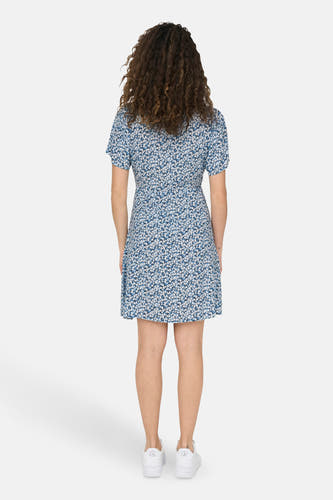 Robe bleue à manches courtes de ONLY, avec une impression de fleurs blanches.