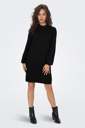 Robe noire courte de JDY, avec manches longues et combinée avec des bottes noires.