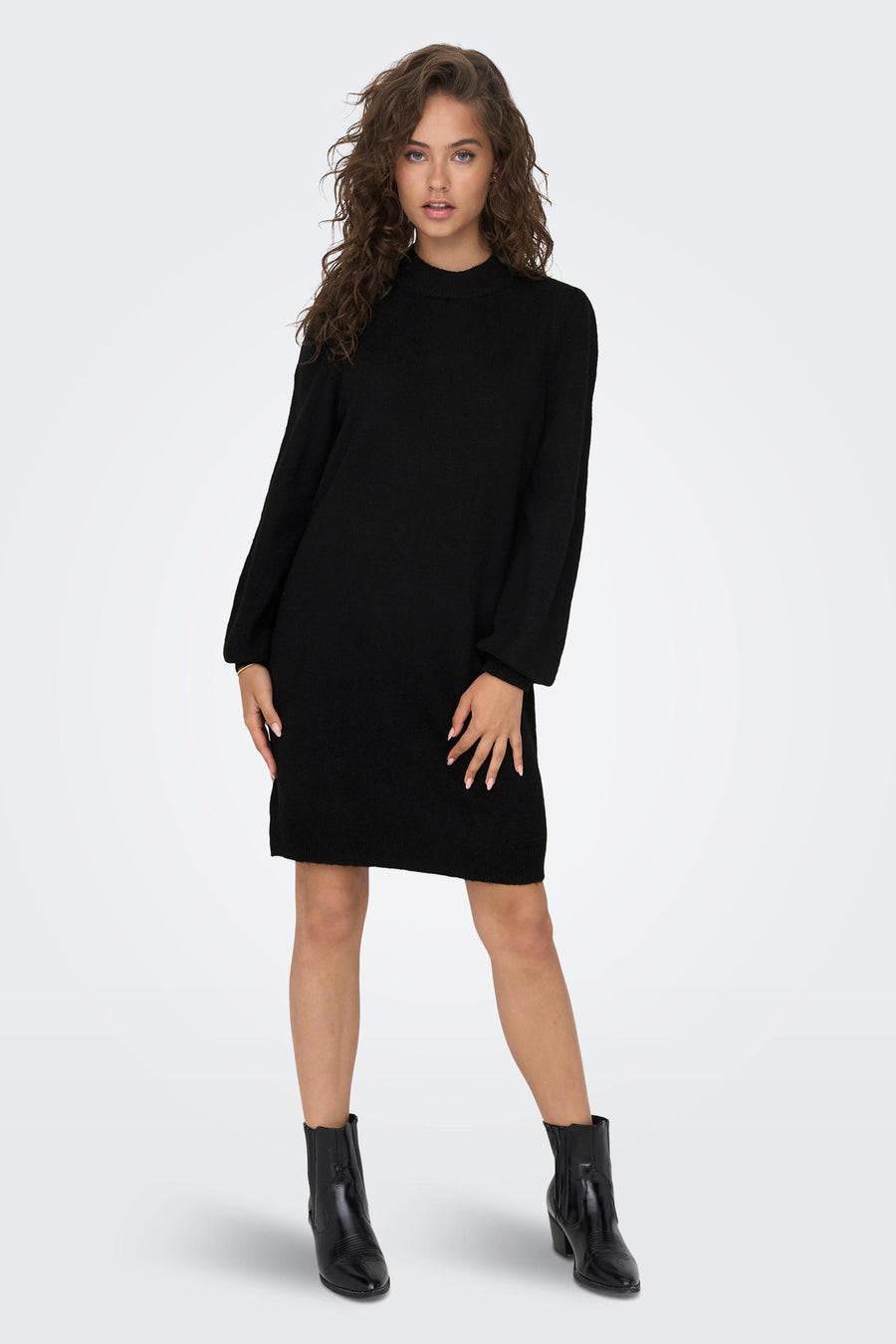 Robe noire courte de JDY, avec manches longues et combinée avec des bottes noires.