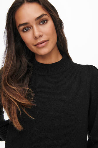 Robe noire courte de JDY, avec manches longues et un décolleté ajusté.
