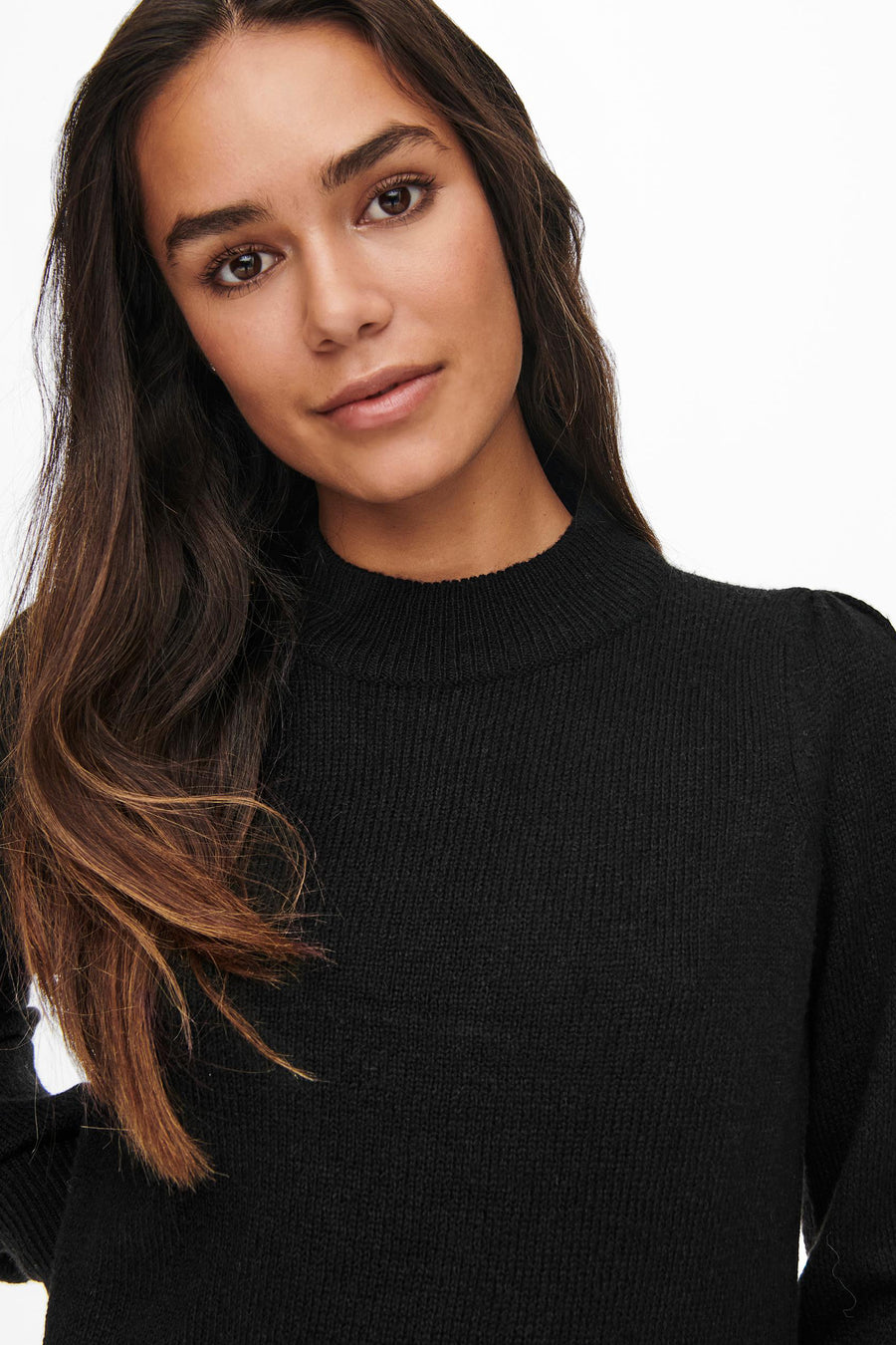 Robe noire courte de JDY, avec manches longues et un décolleté ajusté.