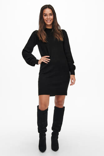 Robe courte noire de JDY, avec manches longues et combinée avec des bottes noires.
