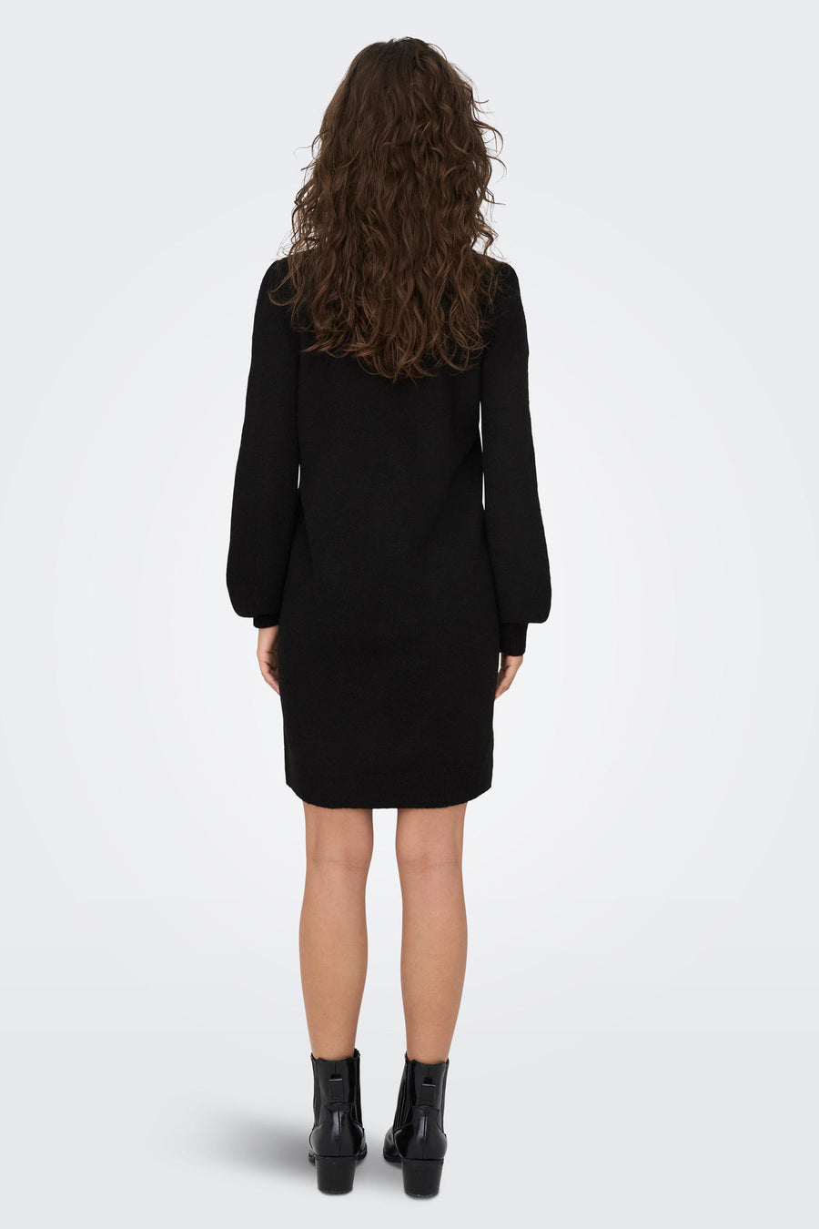 Robe noire courte de JDY, avec manches longues et un style décontracté, vue de derrière.