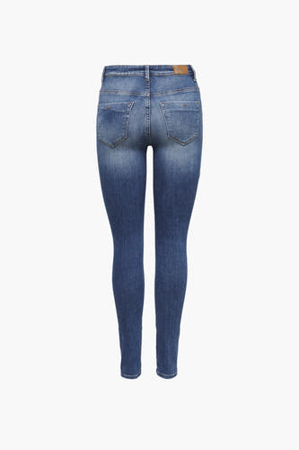 Jean skinny bleu ONLY, avec des poches arrière et une étiquette en cuir sur la ceinture.