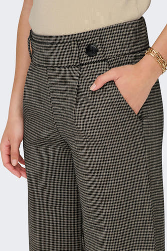 Pantalon gris de JDY avec motif pied-de-poule, fermeture à bouton et main dans la poche.