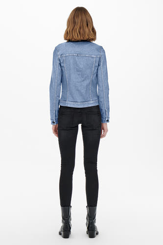 Korte lichtblauwe denim jas van ONLY, met lange mouwen, gedragen met een zwarte broek en laarzen, achterkant weergegeven.