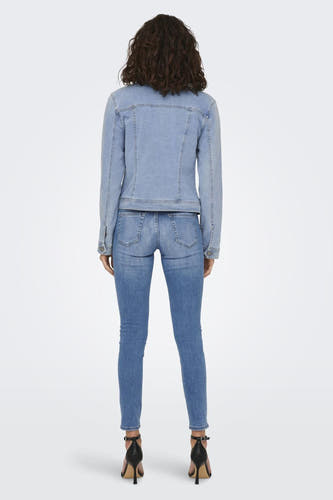 Veste en denim bleu clair d'ONLY, avec manches longues, portée avec un jean bleu et des talons noirs, vue arrière.
