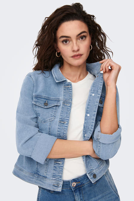 Veste courte en denim bleu clair d'ONLY, avec manches longues et fermeture éclair visible.