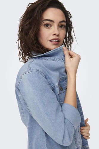 Veste en denim bleu clair d'ONLY, avec un col montant et des coutures visibles.