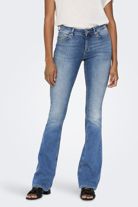 Jean flared bleu clair d'ONLY, avec un lavage clair et des poches arrière.