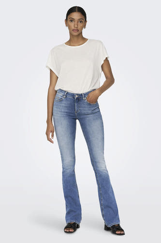 Jean flared bleu clair d'ONLY, avec un mannequin féminin portant un t-shirt blanc et des sandales noires.