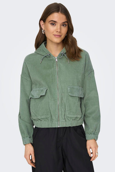 Manteau court vert d'ONLY, avec capuche, longues manches et poches brodées.
