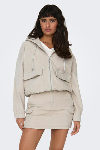 Mauve court manteau d'ONLY, avec des manches longues, un capuchon et une fermeture éclair argentée.