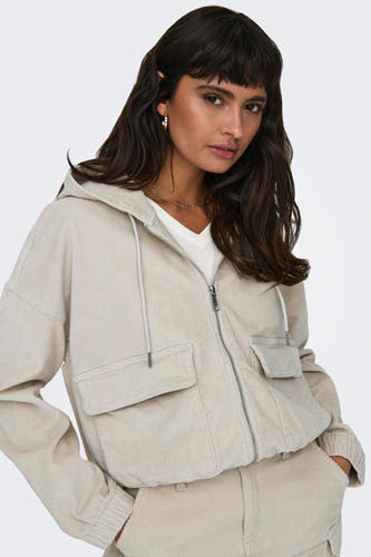 Mauve court manteau d'ONLY®, avec capuche, fermeture éclair et poches brodées.