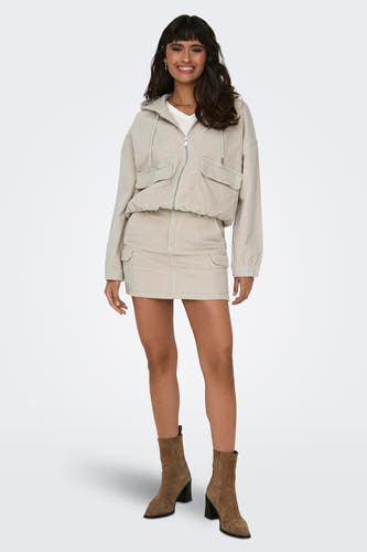 Mauve manteau court d'ONLY, avec fermeture éclair et poches, associé à une jupe coordonnée et des bottes brunes.