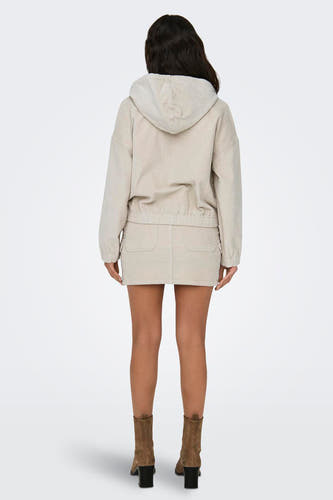 Mauve manteau court d'ONLY, avec capuche, ceinture élastique et minirok coordonné, ainsi que des bottes brunes.