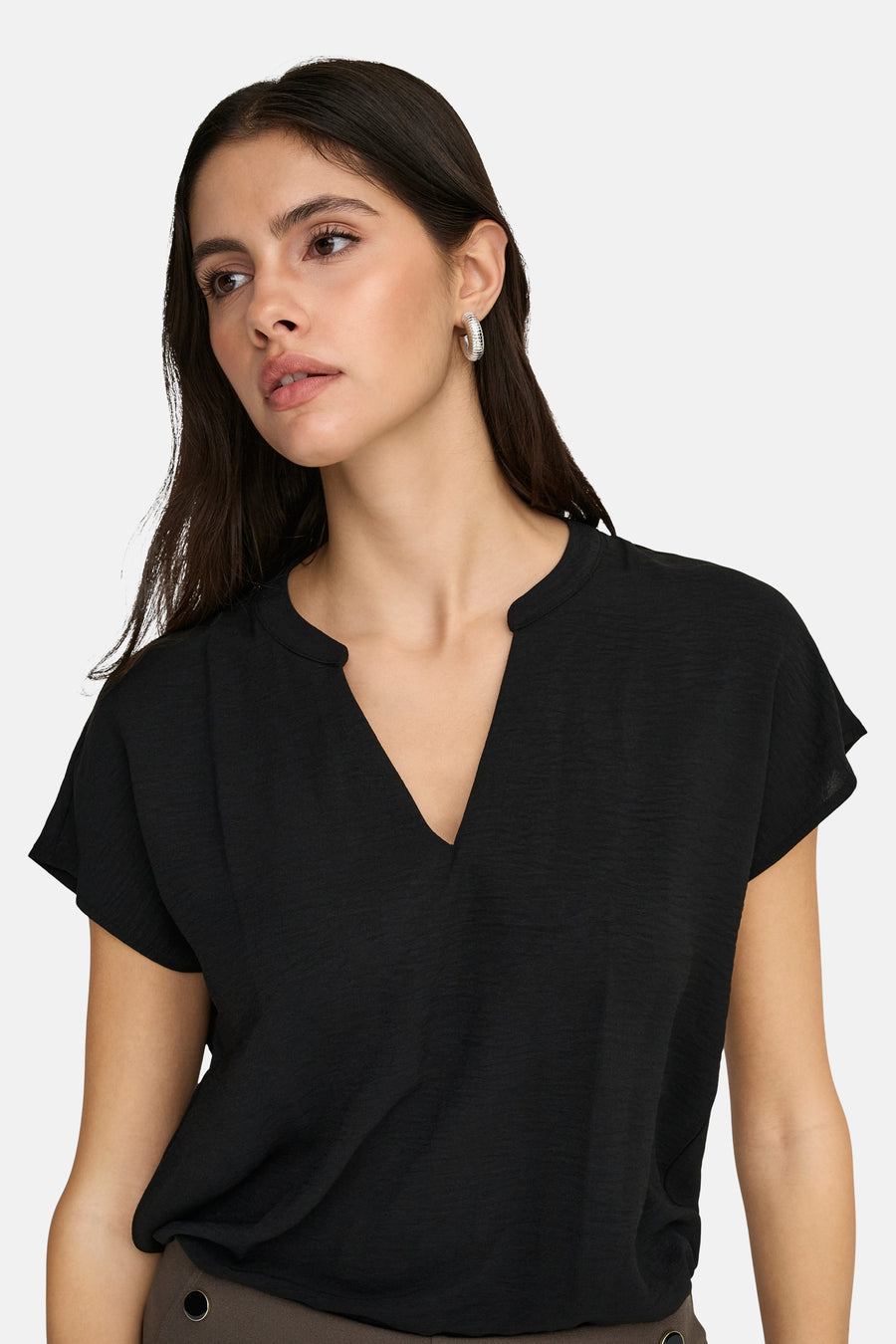 Chemisier noir à manches courtes de JDY, avec un décolleté en V et une texture subtile.