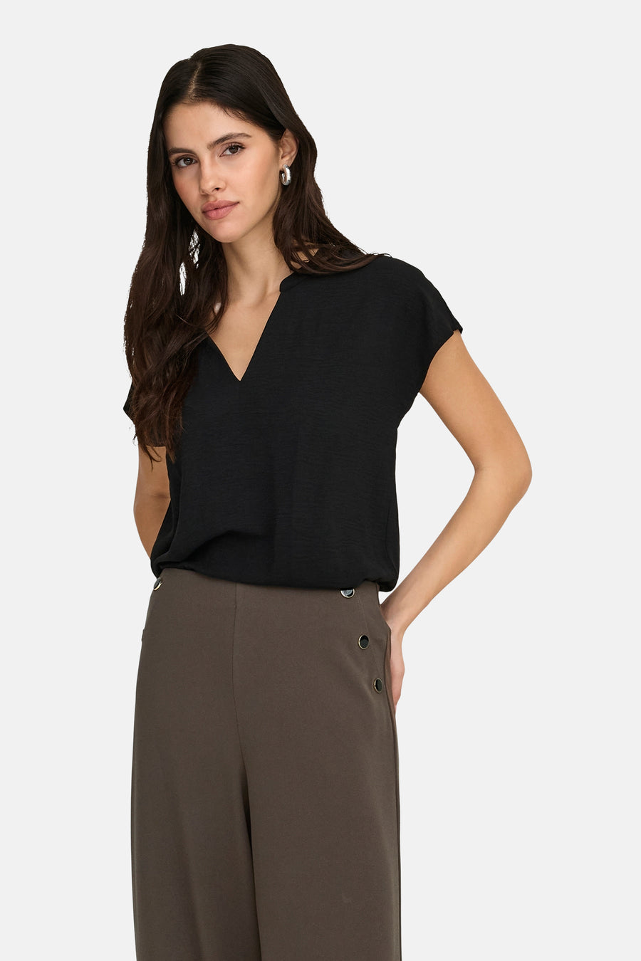 Chemisier noir de JDY à manches courtes et col en V, porté avec un pantalon kaki.