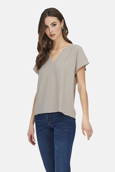 Blouse beige à manches courtes de JDY, avec une subtile texture et un col V.