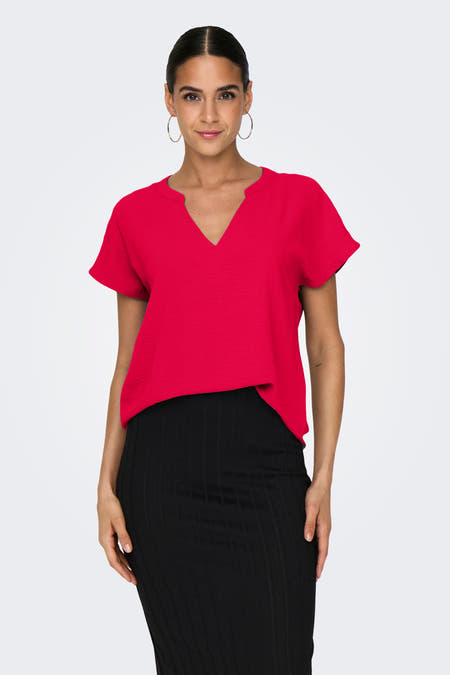 Blouse rouge à manches courtes de JDY, avec un col V et une coupe cintrée.