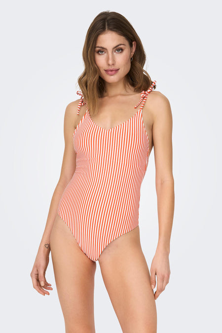 Maillot rayé rouge de ONLY, avec des bretelles nouées et un tatouage en forme de cœur sur le bras.