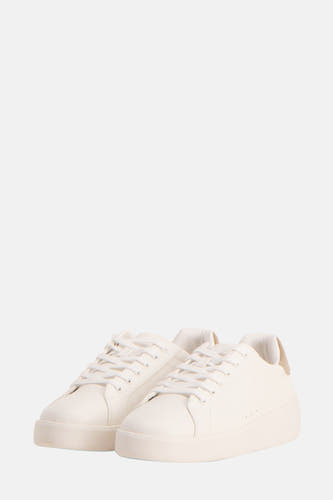 Sneakers blancs ONLY avec fermeture à lacets et accent beige à la semelle.