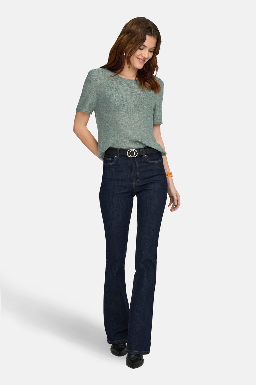 Groene trui van ONLY, met korte mouwen, gecombineerd met donkere jeans met een zwarte riem.
