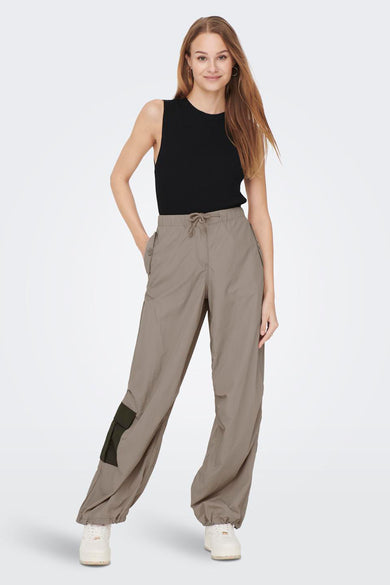 Top sans manche noire d'ONLY, en tissu à côtes, porté avec un pantalon kaki.