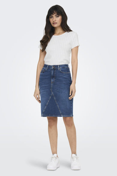 Witte T-shirt met korte mouwen van ONLY, gedragen met een spijkerrok en witte sneakers.