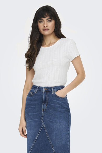 T-shirt blanc d'ONLY, avec des manches courtes et une texture côtelée, associé à un short en jeans bleu.
