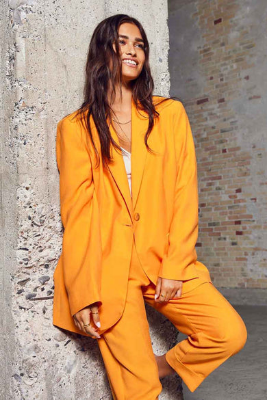 Blazer orange de ONLY, avec des manches longues et une fermeture à un seul bouton.