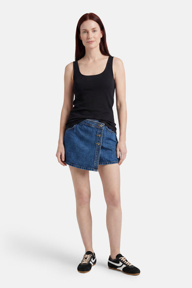 Donkerblauwe denim skort van ONLY® met een asymmetrische overslag en knoopsluiting.