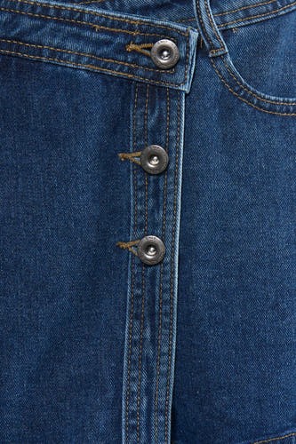 Skort en jean bleu marine de ONLY® avec boutons argentés et surpiqûres orange contrastantes.