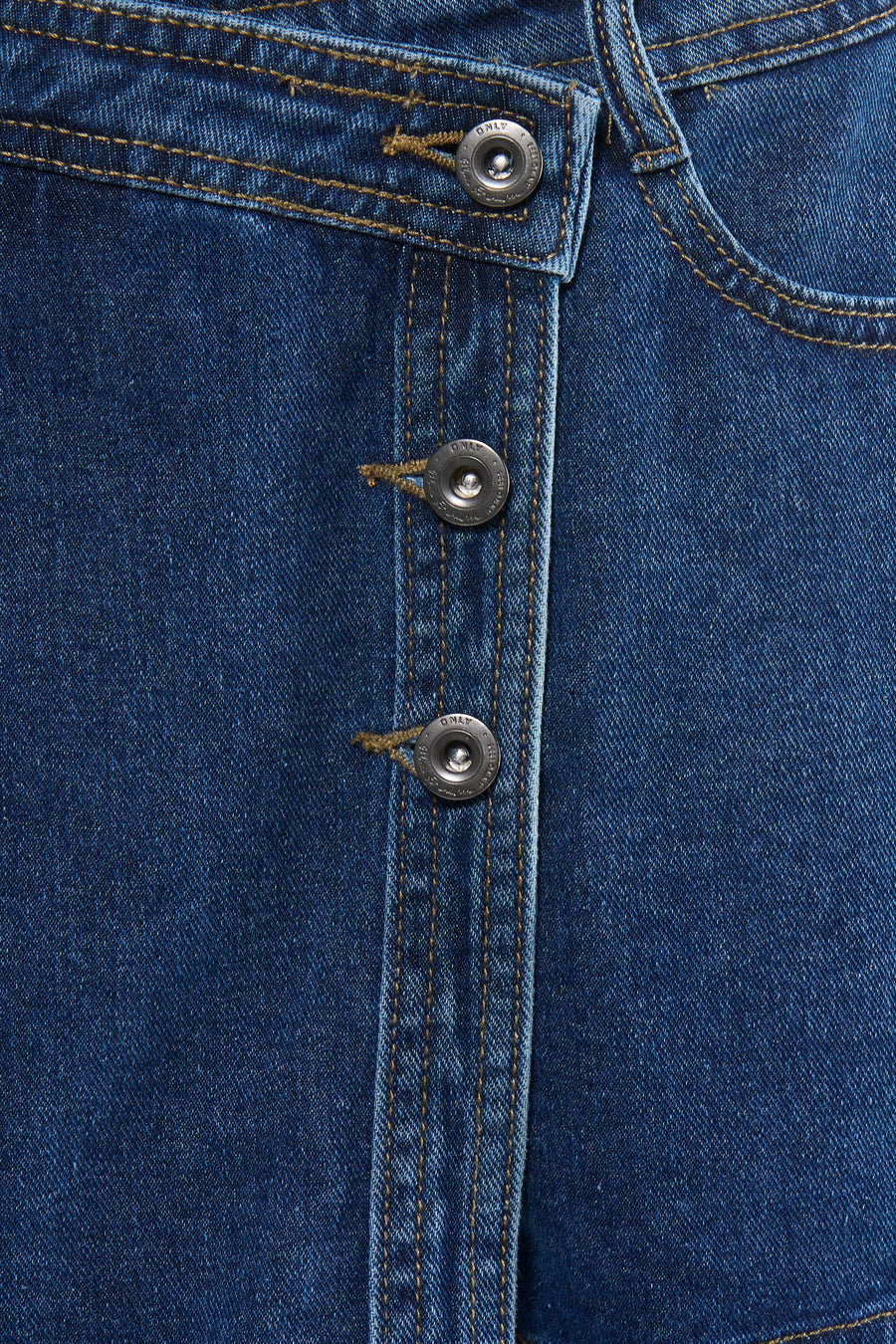 Skort en jean bleu marine de ONLY® avec boutons argentés et surpiqûres orange contrastantes.
