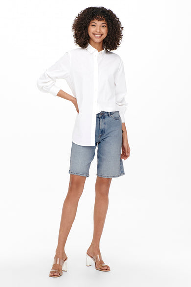 Short blue denim Bermuda shorts from ONLY, combined with a white shirt and transparent socks.