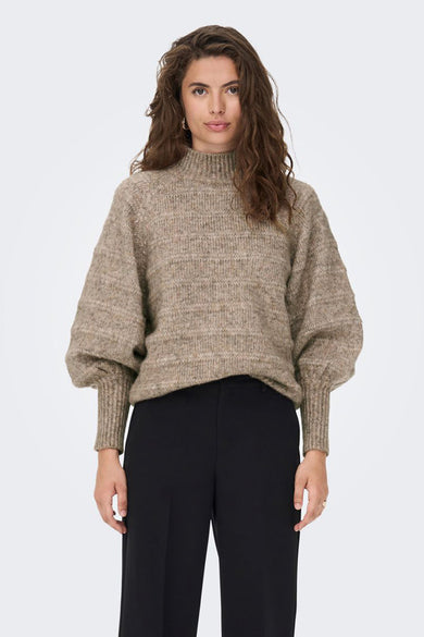 Pull à col roulé marron de ONLY, avec manches amples et texture finement tricotée, combiné avec un pantalon noir.