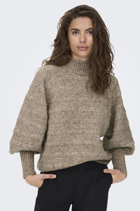 Bruine coltrui van ONLY, met wijde mouwen en een fijngebreide textuur, gecombineerd met een zwarte broek.
