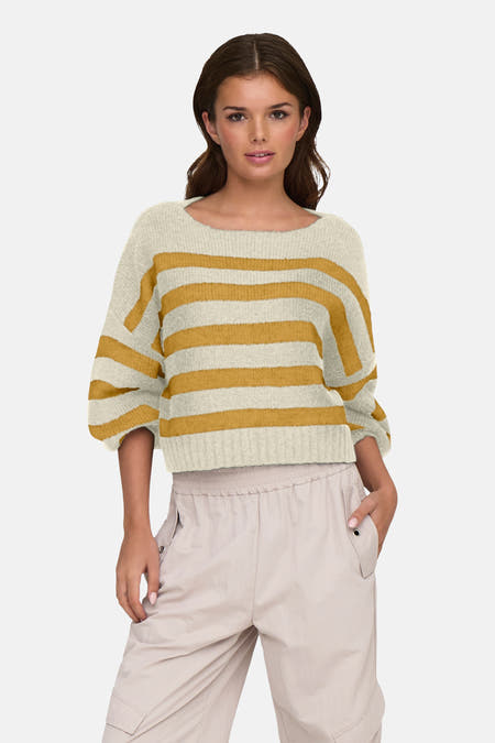 T-shirt écru avec col rond de ONLY, rayé et à trois quarts de manches, porté avec un pantalon beige.