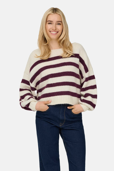 T-shirt écru avec col rond de ONLY, avec des rayures pourges et des manches longues, dos.