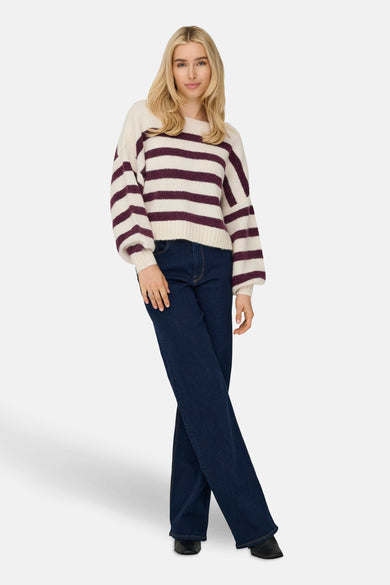 T-shirt écru avec col rond de ONLY, avec des larges rayures violettes et des manches bouffantes.
