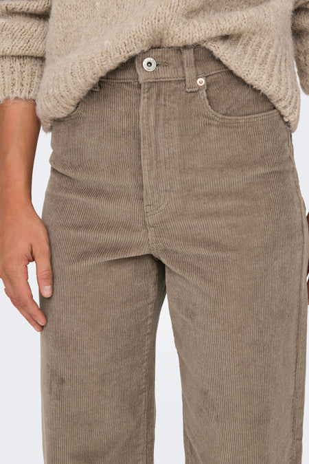 Pantalon brun de ONLY, avec une texture côtelée fine et un nœud de pantalon visible.