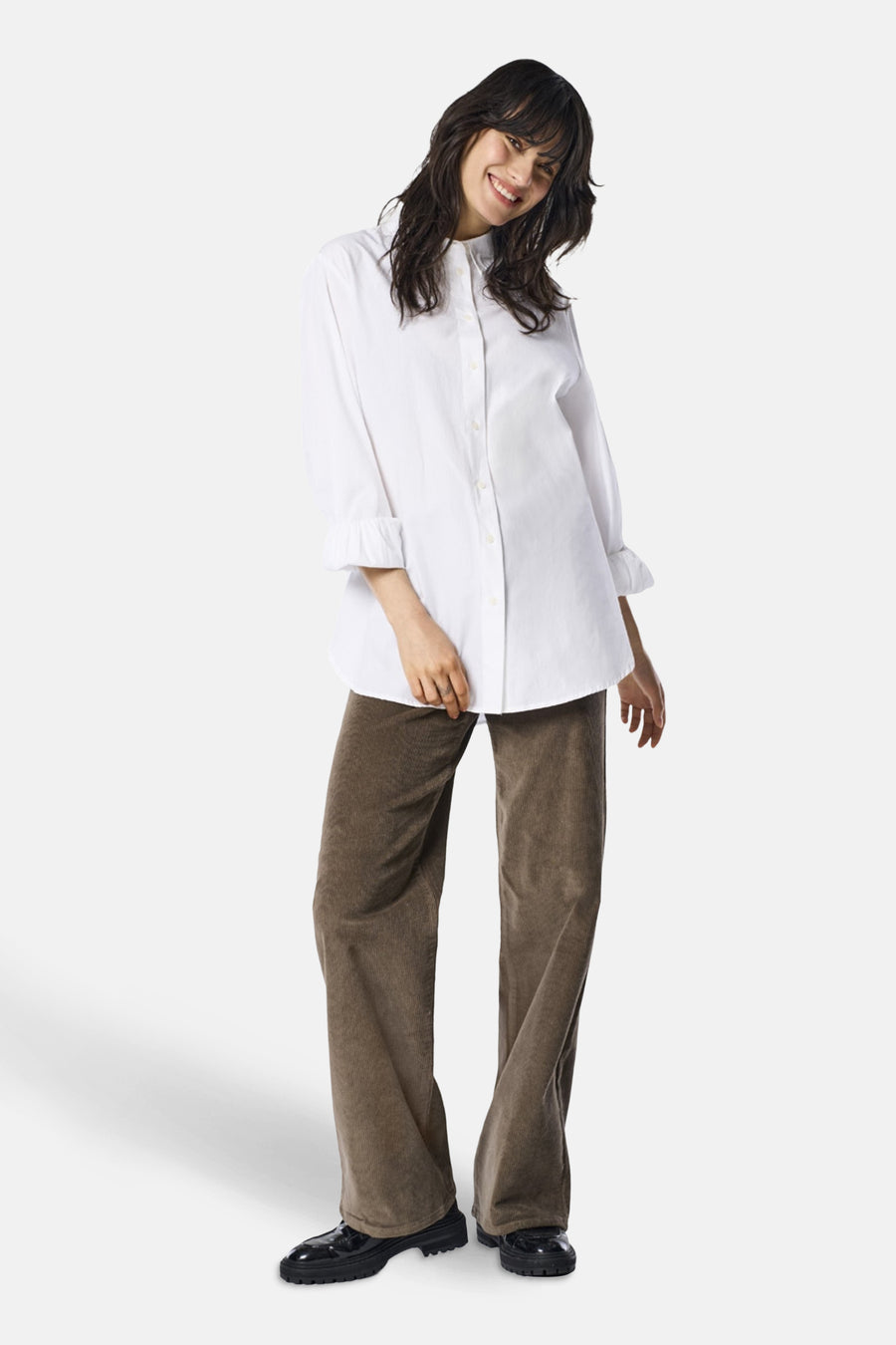Pantalon brun de ONLY, porté avec une blouse blanche et des chaussures noires.